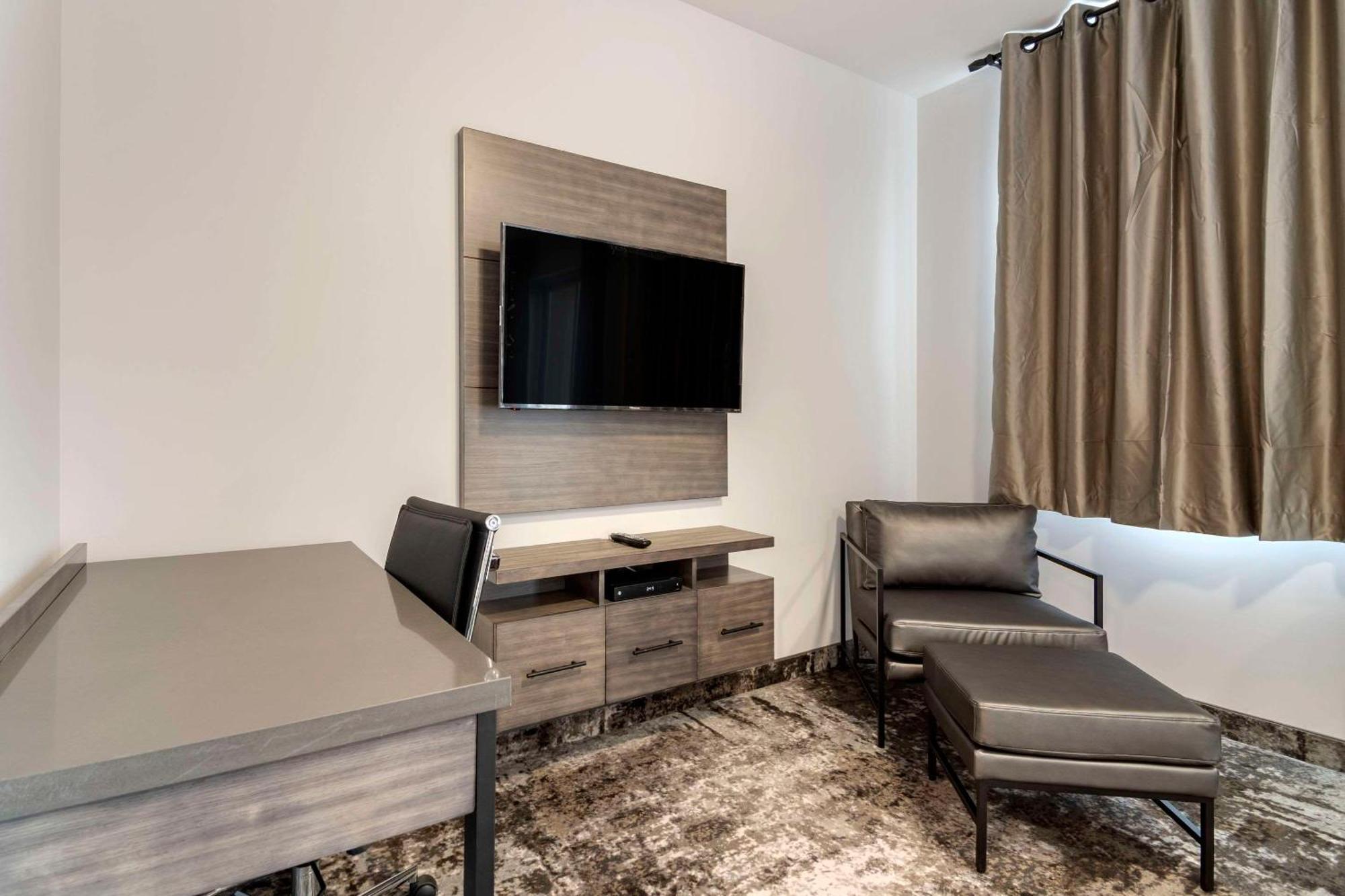 The Hue Hotel, Ascend Hotel Collection Kamloops Exterior photo